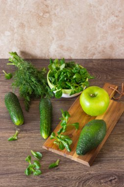 Taze yeşil sebze (avokado, salatalık, Mısır salata ve dereotu) ahşap arka plan üzerinde. Yeşil salata veya yeşil smoothie için malzemeler. Detoks, diyet veya sağlıklı gıda kavramı. Metin için yer. 