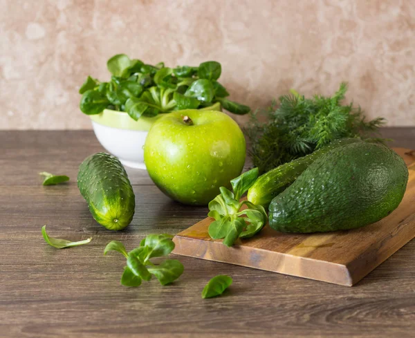 Verse Groene Groenten Avocado Komkommer Veldsla Dille Houten Achtergrond Ingrediënten — Stockfoto