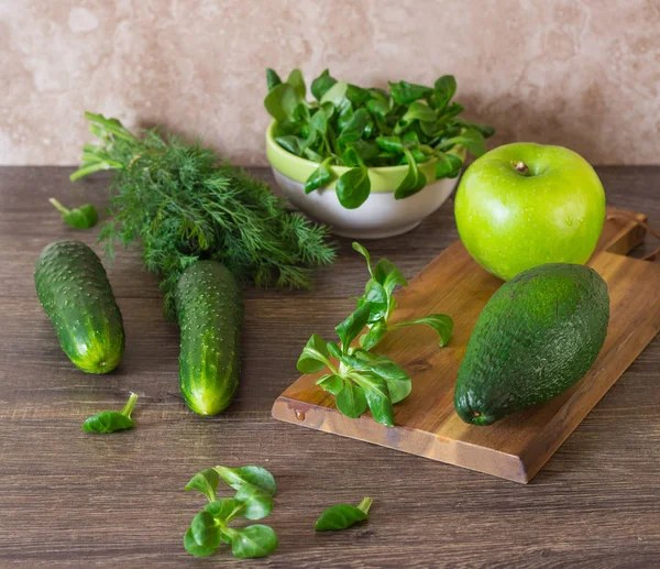 Verse Groene Groenten Avocado Komkommer Veldsla Dille Houten Achtergrond Ingrediënten — Stockfoto