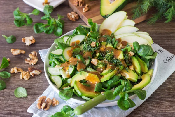 Salada Pepino Abacate Verde Com Salada Milho Maçã Nozes Endro — Fotografia de Stock