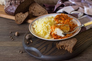 Soğan ve havuç, domates soslu ahşap rustik arka plan üzerinde beyaz deniz balık Komposto.