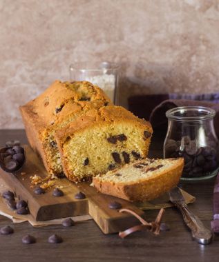 Ev yapımı kek çikolata ile ahşap kesme tahtası üzerinde bırakır. Kahvaltı ya da tatlı için ev yapımı hamur işleri.