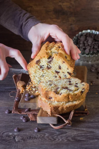 Vrouw Een Heerlijke Zelfgemaakte Cake Snijden Een Oude Houten Keukentafel — Stockfoto