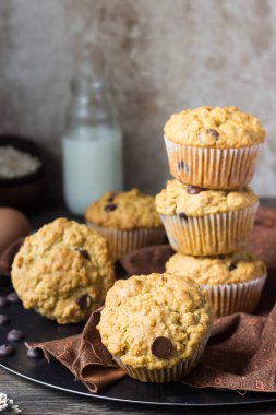 Ev yapımı kek çikolata damla (cips) ve yulaf ile. Lezzetli kek çikolata ile.