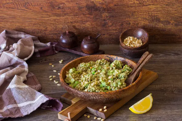 Deliciosa Ensalada Lentejas Con Brócoli Guisantes Verdes Tazón Madera Comida — Foto de Stock