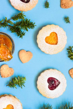 Linzer Noel ya da yeni yıl kurabiyeleri reçelle doldurulmuş ve mavi kağıtta şekerle toz haline getirilmiş. Geleneksel Avusturya Noel kurabiyeleri. Şenlikli dekorasyon. 