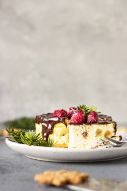 Çikolata ganache, ahududu ve köknar dallı kurabiyeli nefis New York peynirli keki. Şenlikli dekorasyon. 