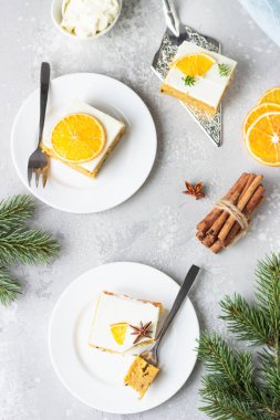 Kare parça çiğ havuçlu kek, portakal, fındık ve krem peynirli krema. Sağlıklı yemek..