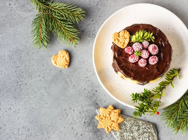 Lahodný Newyorský Cheesecake Čokoládovým Ganache Malinami Sušenkami Jedlovými Větvemi Slavnostní — Stock fotografie