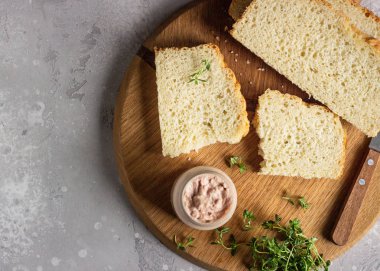 Taze ev yapımı tavuk ciğeri ekmeğin üzerinde kekik ve tahta kesme tahtası.. 