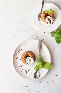 Krem şanti, rendelenmiş çikolata ve nane ile süslenmiş çikolatalı tatlı. Geleneksel İtalyan tatlı panna cotta. Seçici odak.