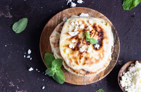 Cebolla Menta Queso Panecillos Pequeños Servidos Plato Madera Gozleme Panes — Foto de Stock