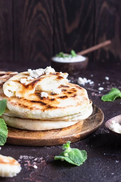 Cebolla Menta Queso Panecillos Pequeños Servidos Plato Madera Gozleme Panes — Foto de Stock