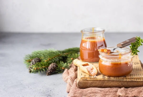 Cucchiaio Con Salsa Caramello Saporita Sopra Vaso Vetro Come Regalo — Foto Stock