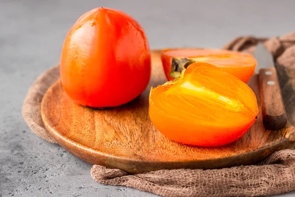 Fruit Kaki Orange Mûr Avec Couteau Sur Une Assiette Bois — Photo