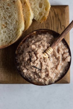 Tahta tabakta yağda balık ciğeri ve ekmek..