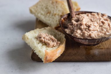 Tahta tabakta yağda balık ciğeri ve ekmek..