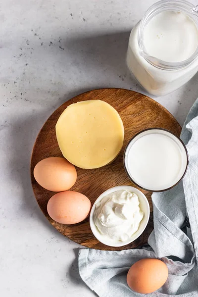 Diferentes Tipos Productos Lácteos Frescos Huevos Plato Madera Productos Agrícolas —  Fotos de Stock