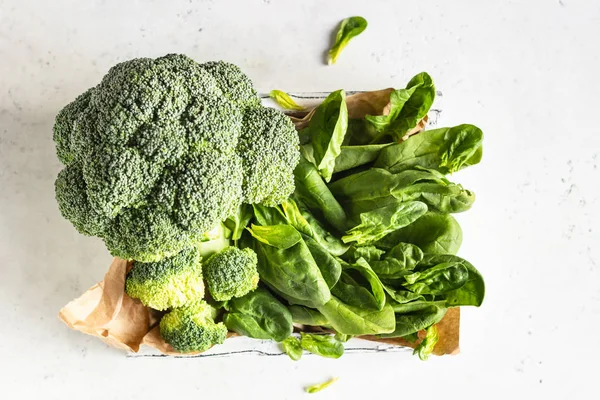 Gezonde Groene Groenten Met Broccoli Spinazie Een Houten Dienblad — Stockfoto
