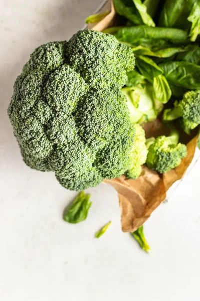 Gezonde Groene Groenten Met Broccoli Spinazie Een Houten Dienblad — Stockfoto