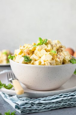 Yumurtalı, elmalı ve daikonlu sağlıklı tavuk salatası. Keto diyeti. 