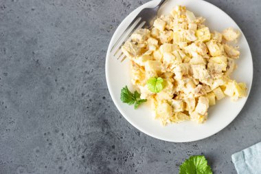 Yumurtalı, elmalı ve daikonlu sağlıklı tavuk salatası. Keto diyeti. 