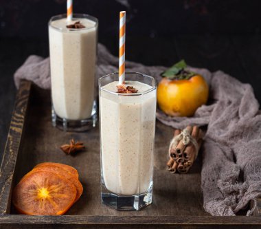 Tarçın ve anason karışımlı baharatlı hurma kokteyli, köy tarzı, seçici odaklanma. Boşluğu kopyala. 