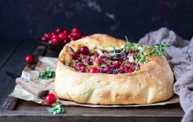 Farklı türde lahana, lahana turşusu ve ahşap tepside yaban mersinli ev yapımı turta. Seçici odaklanma, köy tarzı. Vejetaryen yemeği..