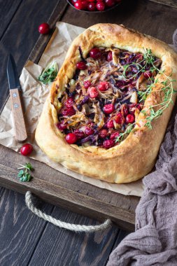 Farklı türde lahana, lahana turşusu ve ahşap tepside yaban mersinli ev yapımı turta. Seçici odaklanma, köy tarzı. Vejetaryen yemeği..