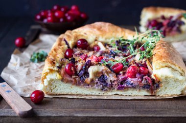 Farklı türde lahana, lahana turşusu ve ahşap tepside yaban mersinli ev yapımı turta. Seçici odaklanma, köy tarzı. Vejetaryen yemeği..