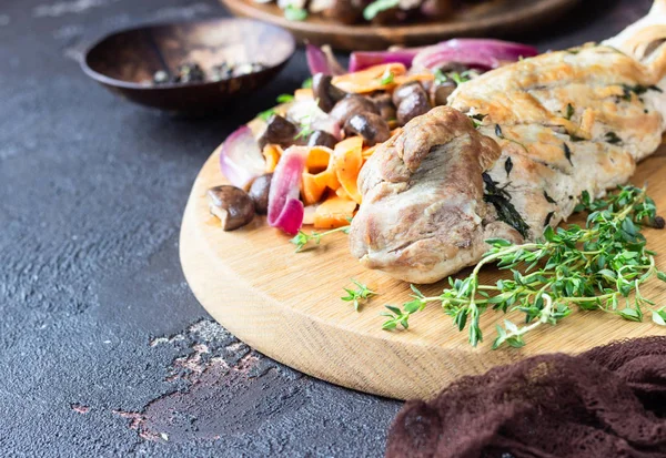 Geroosterd Varkensvlees Met Groenten Tijm Houten Snijplank Sluiten — Stockfoto