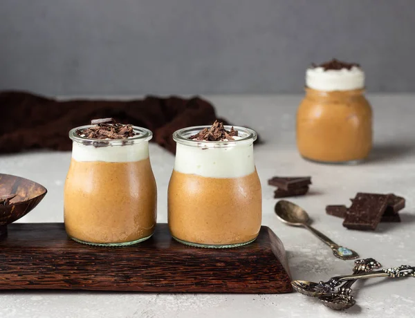 Chocolademousse Met Slagroom Stukjes Chocolade Portieglazen Lichtgrijze Ondergrond Kopieerruimte — Stockfoto