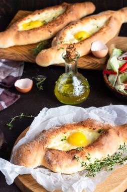 Khachapuri, geleneksel Gürcü mutfağı. Adjarian peynirli ve yumurtalı ekmek turtası. Kafkas mutfağı. 