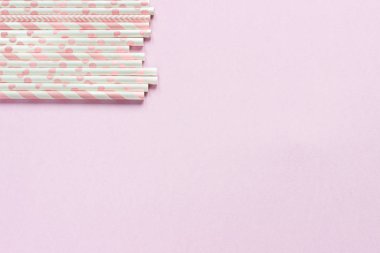 Pembe kağıt, arka planda, fotokopi alanı olan çevre dostu pipetler. Kamış içmek. Etkinlik ve parti malzemeleri.