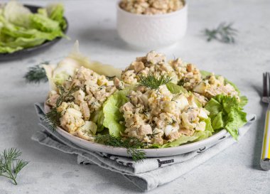 Yeşil marul yapraklarıyla servis edilen pirinç, yumurta, soğan ve dereotlu kalamar veya kalamar salatası. Lezzetli taze salata. Keto diyeti.