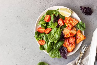 Kızarmış tavuk mu yoksa salatalı hindi fileto mu? Kırmızı soslu hindi ya da tavuk ve salata. Sağlıklı dengeli beslenme.