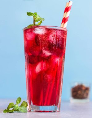 Buzlu ambar çayı (karkade, kırmızı kuş, Agua de flor de Jamaica) ya da açık gri arkaplanda ahududu ve nane aromalı limonata. 
