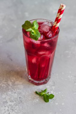 Buzlu ambar çayı (karkade, kırmızı kuş, Agua de flor de Jamaica) ya da açık gri arkaplanda ahududu ve nane aromalı limonata. 
