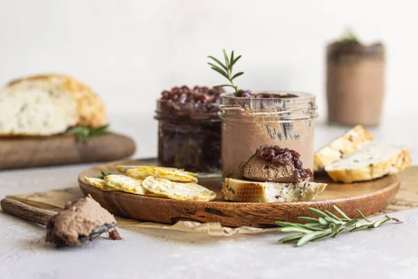 Färsk Hemlagad Kycklinglever Paté Och Lök Chutney Marmelad Burk Bröd — Stockfoto