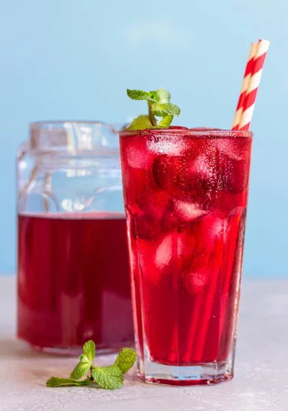 Buzlu ambar çayı (karkade, kırmızı kuş, Agua de flor de Jamaica) ya da açık gri arkaplanda ahududu ve nane aromalı limonata. 