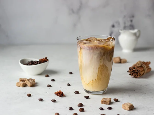Kalter Brühkaffee Mit Gewürzen Und Milch Auf Hellgrauem Hintergrund Würziger — Stockfoto