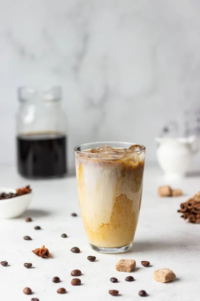 Koude Koffie Zetten Met Specerijen Melk Lichtgrijze Ondergrond Pittige Koffie — Stockfoto