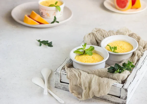 Hausgemachte Köstliche Individuelle Zitrussuppe Mit Minze — Stockfoto