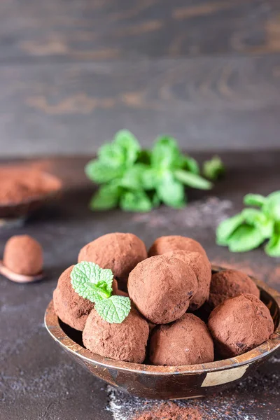 Dulces Trufas Chocolate Negro Con Cacao Polvo Crudo Menta Tazón — Foto de Stock