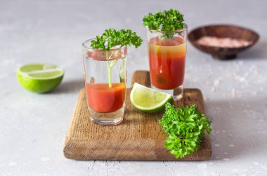 Bloody Mary kokteyli ve malzemeler, kopyalama alanı. Votkalı klasik domates kokteyli.. 