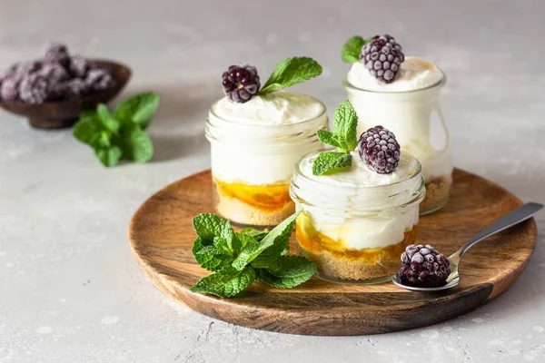 Hausgemachtes Dessert Käsekuchen Baguette Mousse Mit Orangen Oder Pfirsichmarmelade Kleinen — Stockfoto