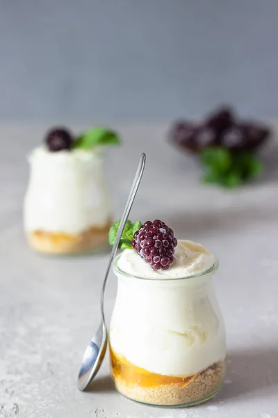 Hausgemachtes Dessert Käsekuchen Baguette Mousse Mit Orangen Oder Pfirsichmarmelade Kleinen — Stockfoto