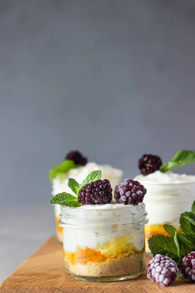 Hausgemachtes Dessert Käsekuchen Baguette Mousse Mit Orangen Oder Pfirsichmarmelade Kleinen — Stockfoto