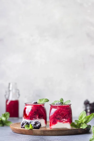 Gläser Mit Gesunden Mehrschichtigen Beeren Und Joghurt Smoothie Beeren Smoothie — Stockfoto