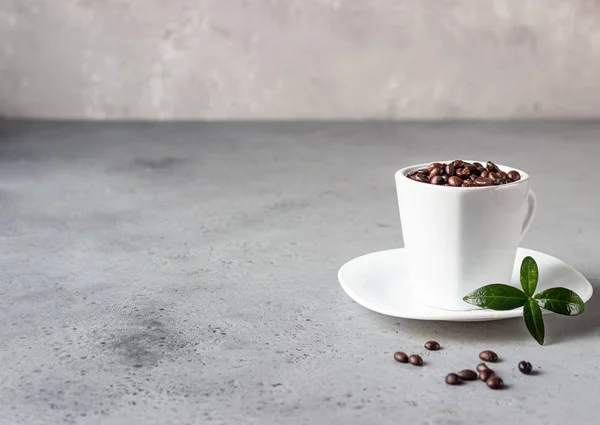 Kaffeetasse Mit Gerösteten Bohnen Auf Grauem Steinhintergrund Kopierraum Für Text — Stockfoto